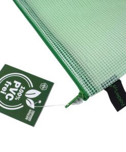 De etui in A5 formaat van Foldersys heeft afmetingen van 254x200mm en is PVC-vrij. Het groene transparante EVA-gaas is zeer flexibel en robuust. De ritssluiting heeft dezelfde kleur als het etui waardoor het een mooie en professionele uitstraling heeft. Perfect voor intensief gebruik op kantoor