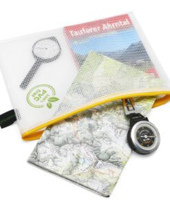 De etui in A5 formaat van Foldersys heeft afmetingen van 254x200mm. Volledig PVC-vrij en door het grote formaat is het ideaal voor grotere documenten en accessoires. De gele rits zorgt dat de etui herkenbaar is en is een betrouwbare sluiting. Door de hanglus is de etui gemakkelijk te dragen of op te hangen.