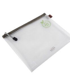 De etui "Phat-Bag" in A4 formaat van Foldersys heeft afmetingen van 357x272mm. Het is gemaakt van PVC-vrije folie. De ritssluiting heeft een beige kleur en beschermd de inhoud en aan de rits is afneembare koord gemaakt.