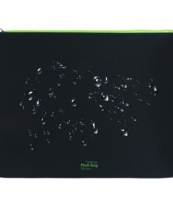 wat het elastisch maakt en gemakkelijk schoon te maken. De ritssluiting beschermd de inhoud en aan de rits is afneembare groene lus bevestigd.