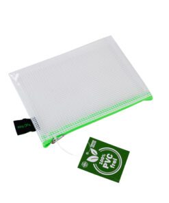 De etui in A6 formaat van Foldersys heeft afmetingen van 183x128mm. Volledig PVC-vrij en door het formaat is het ideaal voor allerlei accessoires. De neon groene rits zorgt dat de etui herkenbaar is en is een betrouwbare sluiting. Door de hanglus is de etui gemakkelijk te dragen of op te hangen.