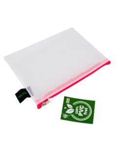 De etui in A6 formaat van Foldersys heeft afmetingen van 183x128mm. Volledig PVC-vrij en door het formaat is het ideaal voor allerlei accessoires. De neon roze rits zorgt dat de etui herkenbaar is en is een betrouwbare sluiting. Door de hanglus is de etui gemakkelijk te dragen of op te hangen.