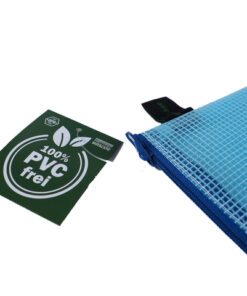 De etui in A6 formaat van Foldersys heeft afmetingen van 183x128mm en is PVC-vrij. Het blauwe transparante EVA-gaas is zeer flexibel en robuust. De ritssluiting heeft dezelfde kleur als het etui waardoor het een mooie en professionele uitstraling heeft. Perfect voor intensief gebruik op kantoor