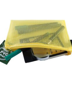 De etui in A6 formaat van Foldersys heeft afmetingen van 183x128mm en is PVC-vrij. Het gele transparante EVA-gaas is zeer flexibel en robuust. De ritssluiting heeft dezelfde kleur als het etui waardoor het een mooie en professionele uitstraling heeft. Perfect voor intensief gebruik op kantoor