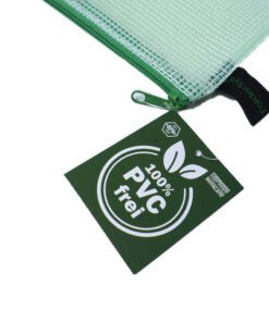 De etui in A6 formaat van Foldersys heeft afmetingen van 183x128mm en is PVC-vrij. Het groene transparante EVA-gaas is zeer flexibel en robuust. De ritssluiting heeft dezelfde kleur als het etui waardoor het een mooie en professionele uitstraling heeft. Perfect voor intensief gebruik op kantoor