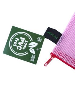 De etui in A6 formaat van Foldersys heeft afmetingen van 183x128mm en is PVC-vrij. Het rode transparante EVA-gaas is zeer flexibel en robuust. De ritssluiting heeft dezelfde kleur als het etui waardoor het een mooie en professionele uitstraling heeft. Perfect voor intensief gebruik op kantoor
