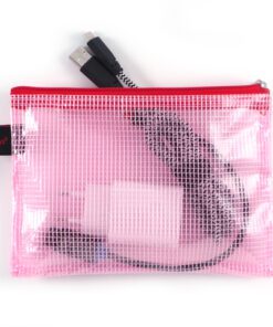 De etui in A6 formaat van Foldersys heeft afmetingen van 183x128mm en is gemaakt van kunststof. De transparante rode kleur zorgt ervoor dat de inhoud goed zichtbaar is