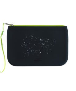 De etui "Phat-Bag" in A6 formaat van Foldersys heeft afmetingen van 185x125mm. Het is gemaakt van duurzaam antraciet siliconen