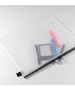 De etui in B4 formaat van Foldersys heeft afmetingen van 415x320mm. Volledig PVC-vrij en door het grote formaat is het ideaal voor grotere documenten en accessoires. De groene rits zorgt dat de etui herkenbaar is en is een betrouwbare sluiting. Door de hanglus is de etui gemakkelijk te dragen of op te hangen.