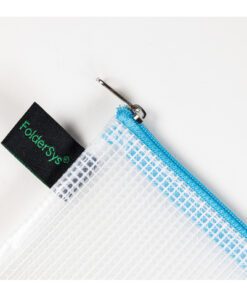De etui in A7 formaat van Foldersys heeft afmetingen van 128x92mm en is PVC-vrij. Het transparante EVA-gaas is zeer flexibel en robuust. De blauwe ritssluiting geeft de etui een mooie en professionele uitstraling en is perfect voor intensief gebruik op kantoor
