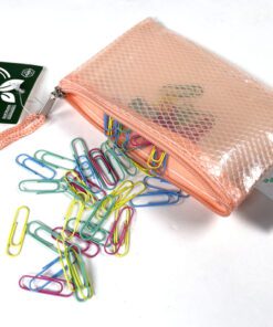 robuust en transparant zodat de inhoud makkelijk gezien kan worden. De pasteloranje ritssluiting en lus geven de etui een unieke look. Geschikt voor intensief gebruik op kantoor