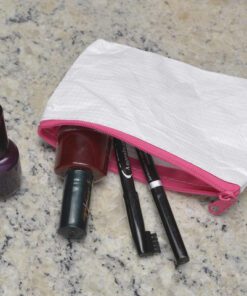 scheurbestendig en zelfs beschrijfbaar. De roze rits zorgt dat de inhoud veilig opgeborgen zit. Ideaal voor gebruik op kantoor