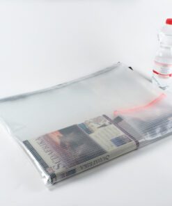 De etui in A3 formaat van Foldersys heeft afmetingen van 475x365mm en is gemaakt van kunststof. Door het grote formaat is het ideaal voor bijvoorbeeld kabels en documenten. De grijze rits zorgt dat de etui herkenbaar is en is een betrouwbare sluiting. Door de hanglus is de etui gemakkelijk te dragen of op te hangen.