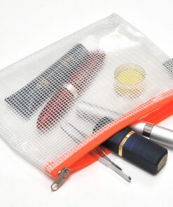 De etui in A6 formaat van Foldersys heeft afmetingen van 183x128mm en is gemaakt van kunststof. Door het formaat is het ideaal voor bijvoorbeeld kabels en accessoires. De oranje rits zorgt dat de etui herkenbaar is en is een betrouwbare sluiting. Door de hanglus is de etui gemakkelijk te dragen of op te hangen.