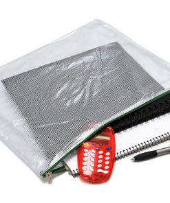 De etui in B4 formaat van Foldersys heeft afmetingen van 415x320mm en is gemaakt van kunststof. Door het grote formaat is het ideaal voor grotere documenten en accessoires. De groene rits zorgt dat de etui herkenbaar is en is een betrouwbare sluiting. Door de hanglus is de etui gemakkelijk te dragen of op te hangen.