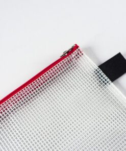 De etui in B6 formaat van Foldersys heeft afmetingen van 230x183mm en is gemaakt van kunststof. Door het formaat is het ideaal voor bijvoorbeeld kabels en accessoires. De rode rits zorgt dat de etui herkenbaar is en is een betrouwbare sluiting. Door de hanglus is de etui gemakkelijk te dragen of op te hangen.