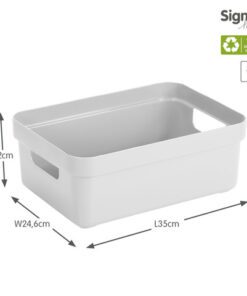 De Sigma Home opbergbox zorgt voor rust en overzicht in het huishouden. Het praktische formaat van 9 liter maakt hem ideaal voor het opbergen van dagelijkse spullen. De box is gemaakt van gerecycled plastic en zijn met los verkrijgbare deksel perfect stapelbaar.