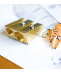 ze vertegenwoordigen een zwaarwegend alternatief voor individualisten: puntenslijpers gemaakt van messing! Deze onbreekbare puntenslijpers worden geleverd met de speciaal geharde M + R kwaliteitsmessen. Deze slijper heeft 2 slijpgaten